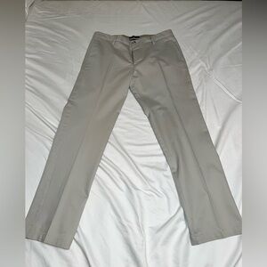 Dockers Signature Khaki Slim Flex Comfort Khakis– Men’s 34x30 – Light Khaki